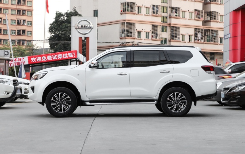 被忽略的日系硬派SUV,比普拉多大,搭非承载车身,不足15万