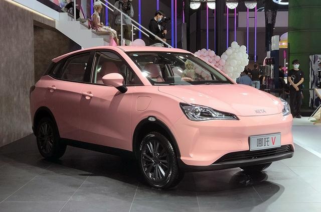 便宜又好看的女性代步车，实拍哪吒V魔女版，售7.29万