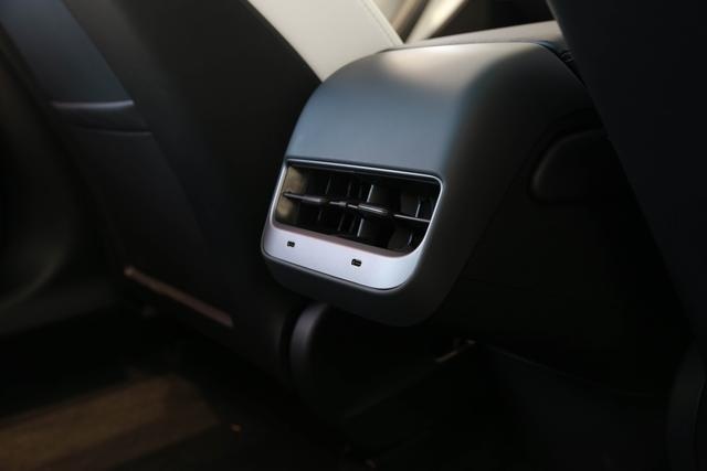 国产版特斯拉Model 3配置升级，将为部分车型升级无线充电
