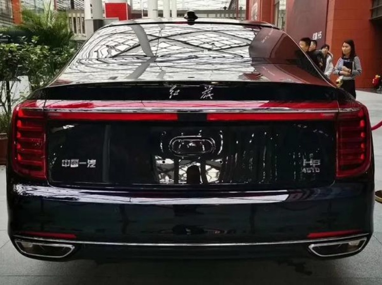 首台全新黑色红旗H9实车现身！隔音玻璃+空气悬挂 配3.0L