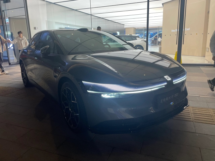 极氪007实车到店，黑化颜值更高，配可倾斜中控屏，续航870km
