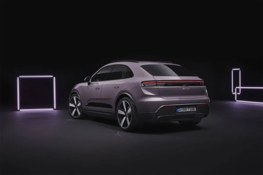 「触电」的保时捷 Macan，还能吃到燃油版的「老本」吗？