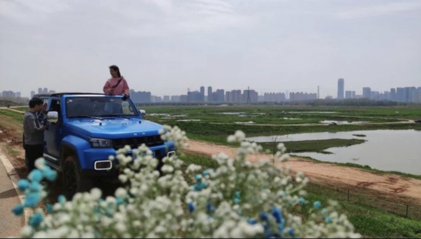 北京越野BJ40刀锋英雄柴油版带你玩转全地形