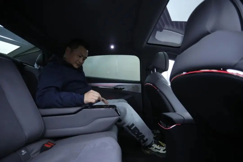探店“新行政电动旗舰”岚图追光PHEV，车长超5米，轴距达3米