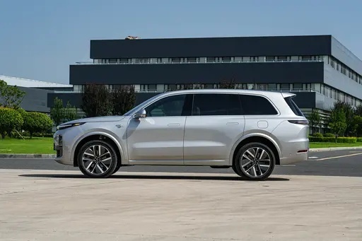 理想L9 2023款 Pro上市，定位大型SUV，对比宝马X3选谁？