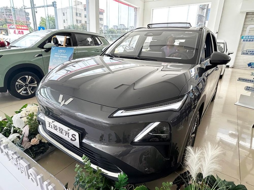 10万级家用大空间SUV 到店体验五菱星光S
