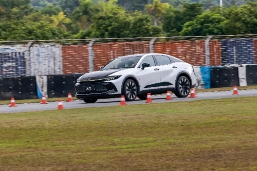 时尚驾驭风尚，皇冠 SportCross2.4T混动版