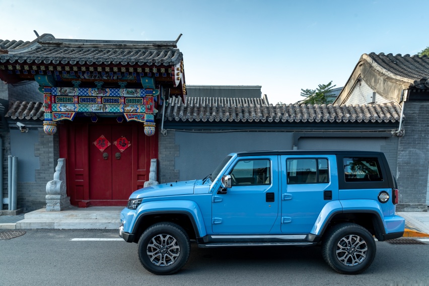 玩越野，不懂车的买Jeep自由光，半懂车的选坦克300，行家都买它