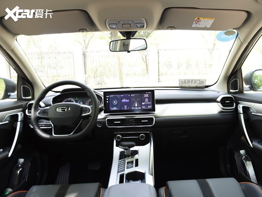 3英寸的悬浮式中控屏展现了不错的科技氛围感,平底方向盘则很好的提升
