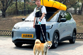 带狗开车去划船，年轻人不一定开多贵的车，热爱生活才是真谛