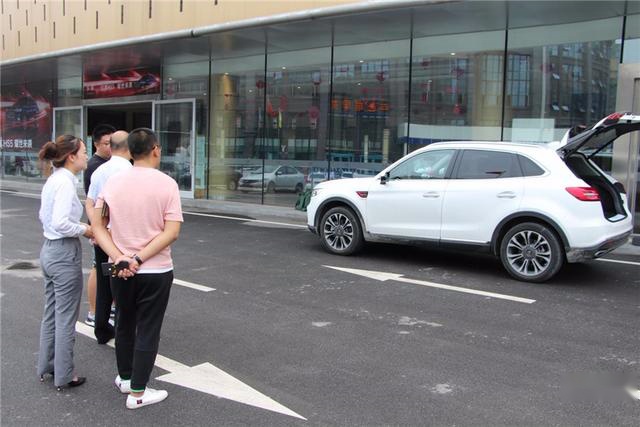 到店实拍红旗HS5，这台售价高达25万的国产车，居然供不应求
