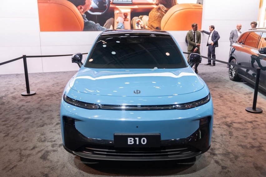 新架构，高智能，更年轻，零跑全新全球化车零跑B10亮相巴黎车展