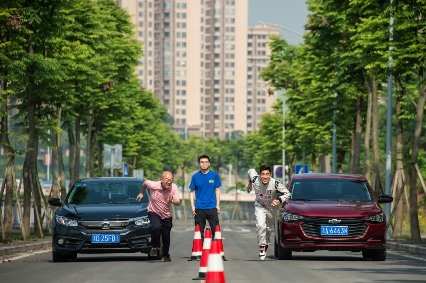 凹凸对比 都用1.0T 科鲁泽和思域谁能制霸都市红灯起跑线