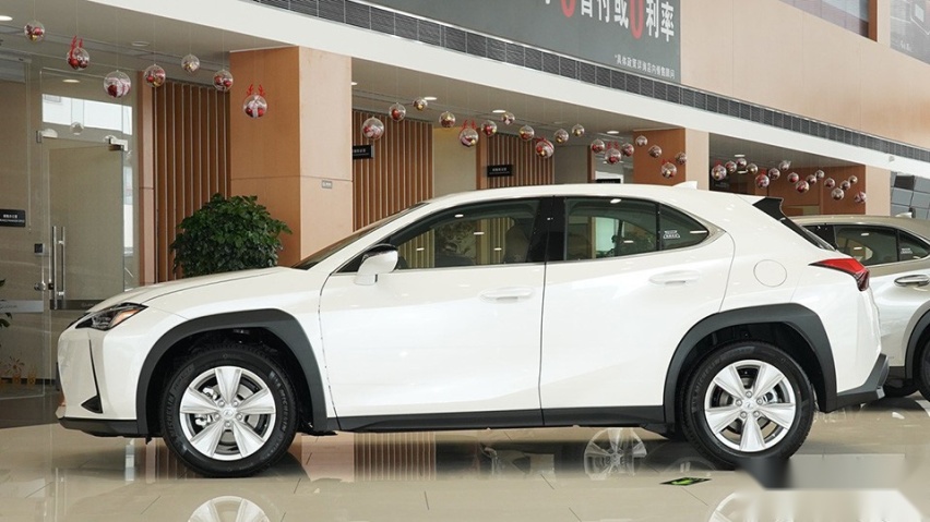 雷克萨斯UX月养车比Q3少500元？喝92+保养免费
