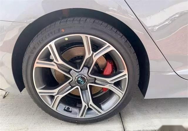 便宜且暴力的轿跑，被称“最美起亚”，配3.3T引擎、5秒破百