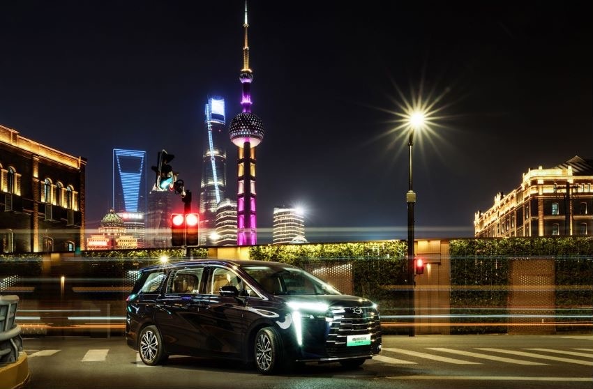 从E8开始，家用车正式进入3.0时代，为每一个人，更为每一个家