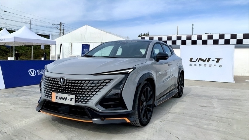10万级爆款车型，北汽魔方VS长安UNI-T，谁的手腕更硬？