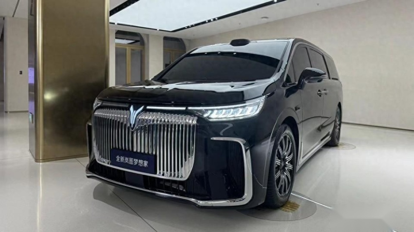 华为首款MPV，智驾几乎追上问界M9，底盘才是遥遥领先？