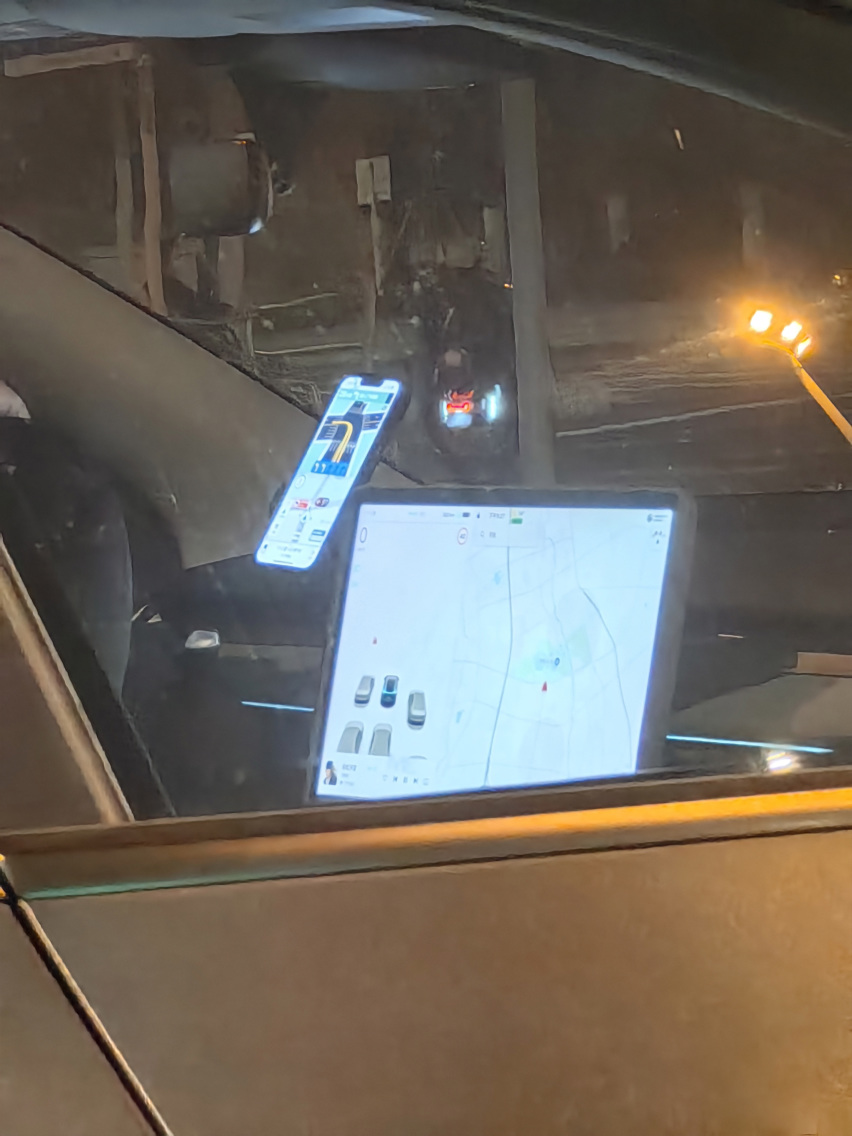 特斯拉这智能大屏还需要再用手机导航呀？