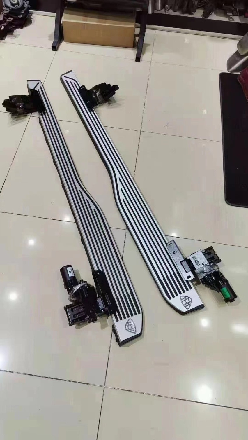 2020款奔驰GLS原厂升级迈巴赫电动踏板