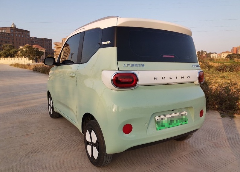 五菱和吉利的电车谁好？对比第三代马卡龙和熊猫后，发现了差距