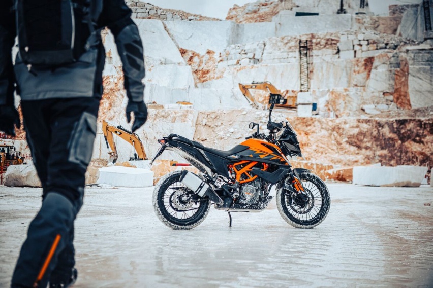 钢丝轮毂更野，2023款KTM390 ADV海外亮相