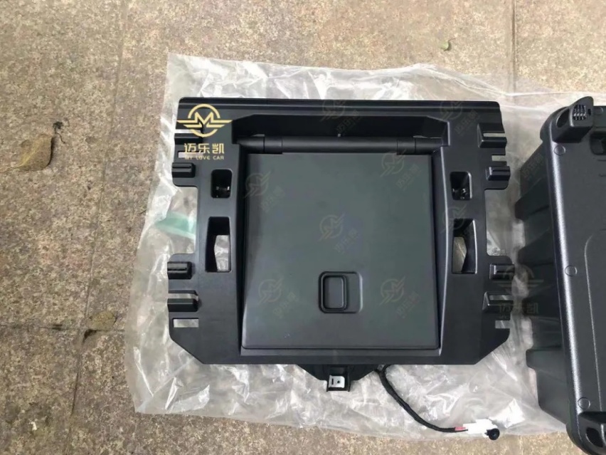 一百多万的车冰箱长什么样？21款迈巴赫S480改原厂车载冰箱