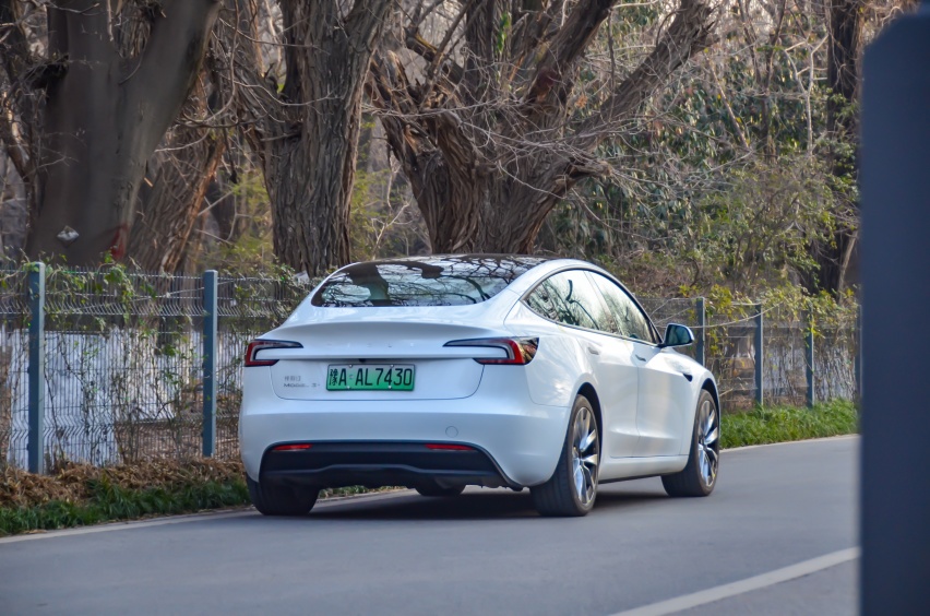 实拍实测“全民公敌”新款特斯拉Model 3 仍傲视群雄还是已泯然于众