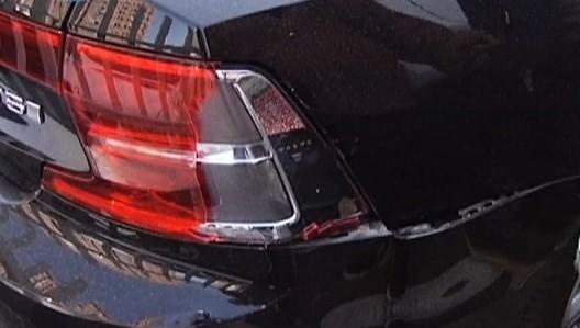 沃尔沃“自动泊车”惨撞门框，销售的解释惹怒了众多网友