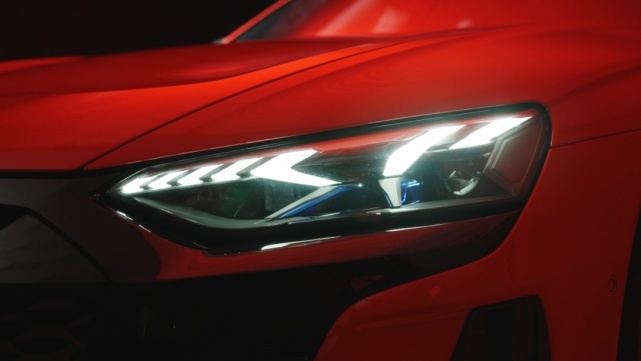 四门纯电GT演绎强悍科技性能，赛道抢先试驾奥迪RS e-tron GT