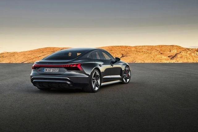 续航488km，奥迪首款电动性能车e-tron GT首秀