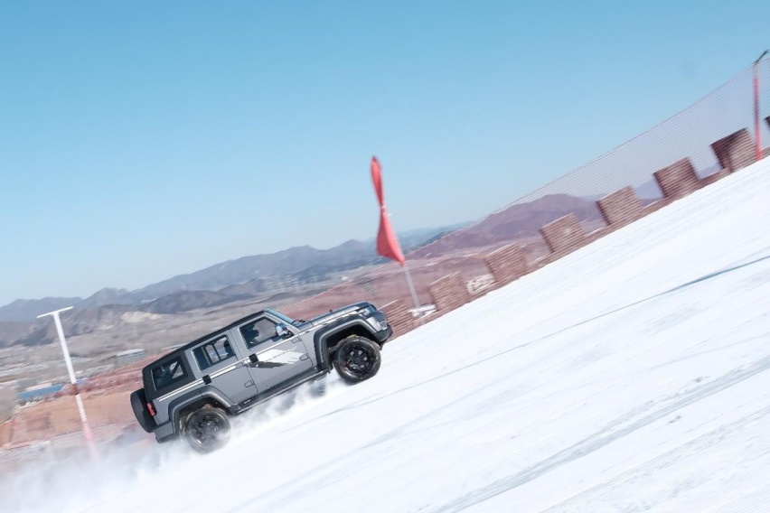 BJ40助战“黑级雪道” 陈震李妮娜见证中国越野“冠军