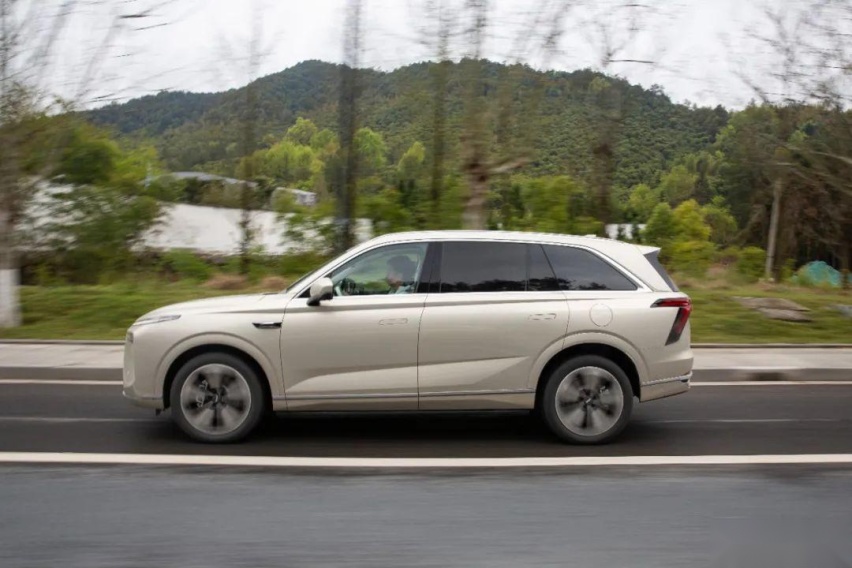 30万、插混、大六座SUV，这杯“蓝山”要硬刚理想L8？