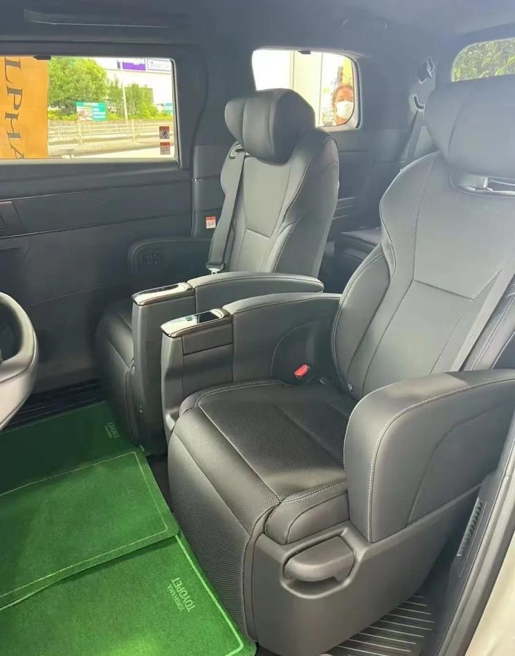 日本网友全新埃尔法提车，标配约合人民币32万，你啥感受？