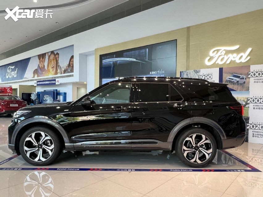 2内饰终于改了！30多万买合资SUV，为什么说全新福特探险者很值？