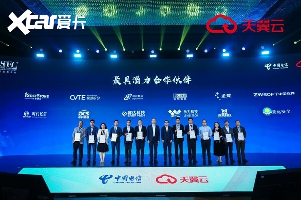 左六为软通动力高级副总裁陈力铭