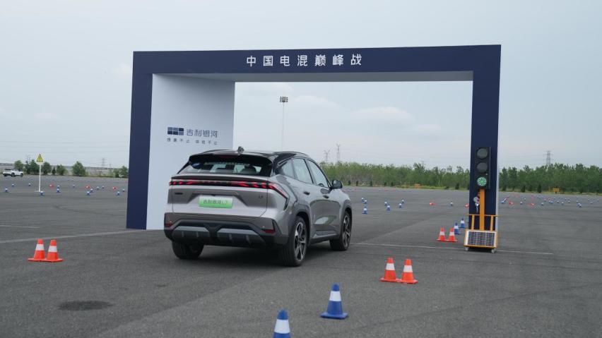 试驾吉利银河L7 开启智能电混SUV的新纪元