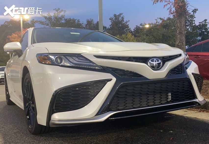 新款丰田凯美瑞运动版实拍，前脸颇有跑车韵味