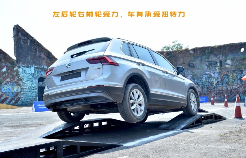 车在举升机上有点倾斜，这样会导致车架变形吗？