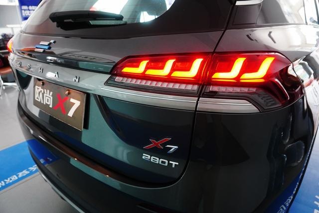 空间、配置、科技功能越级的家用SUV，长安欧尚X7到店实拍