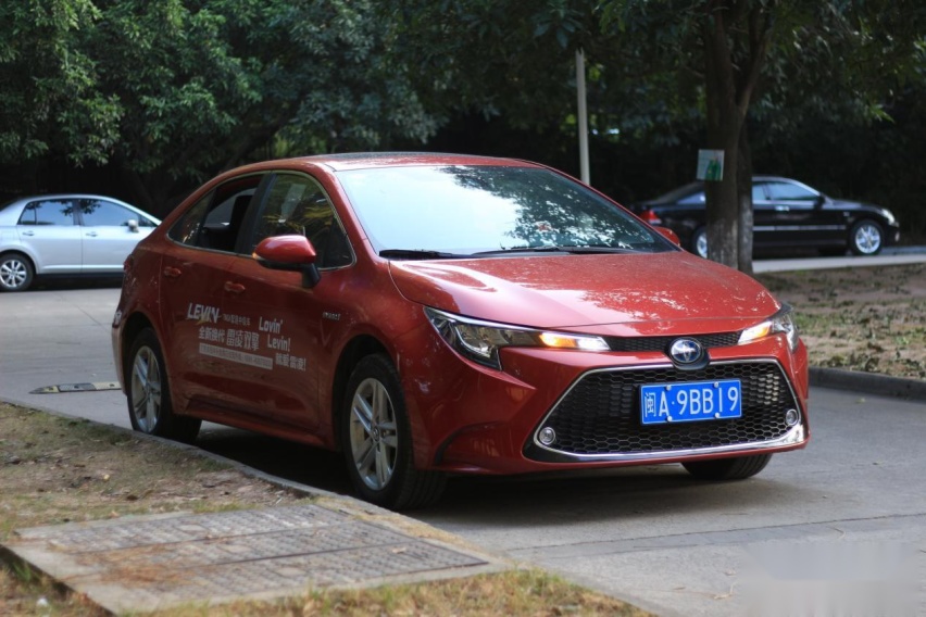 这款家轿搭载1.8L+电机，标配8气囊，合资A级车口碑第一