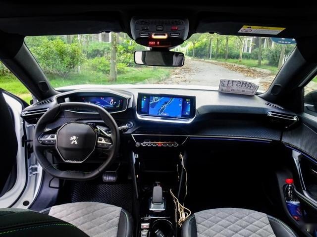 双车齐发，试驾标致e2008/2008，配3D全液晶仪表，能取代3008吗？