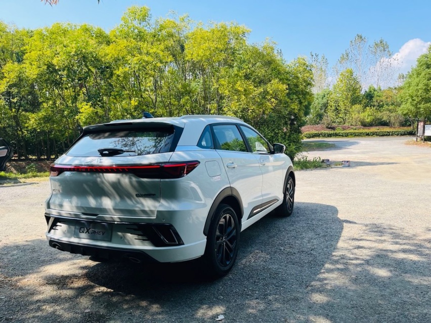 江淮QX PHEV标配纯电续航120km，售价12.99万起