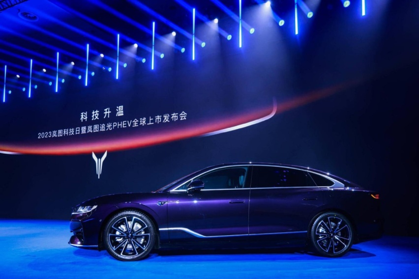 搭载百万级可预判魔毯底盘，岚图追光PHEV 25.28万起