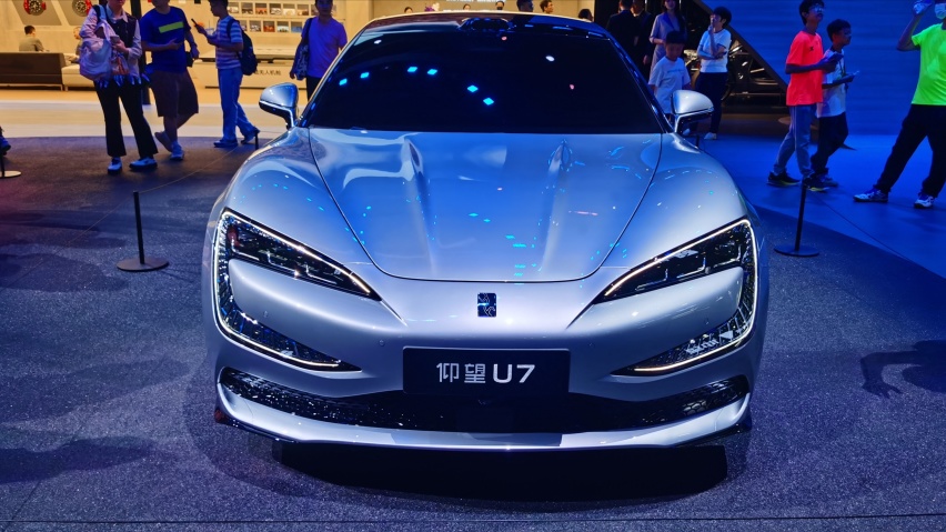 仰望第三款百万豪车仰望U7，把性能都写在车身上了