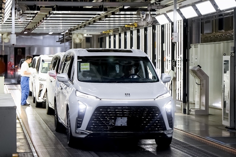 总经理亲自交付全新GL8陆尊PHEV，首批车主称赞不断