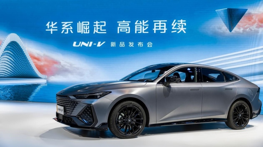 2.0T+8AT高性能，iDD混动低油耗，长安UNI-V抢占两大风口