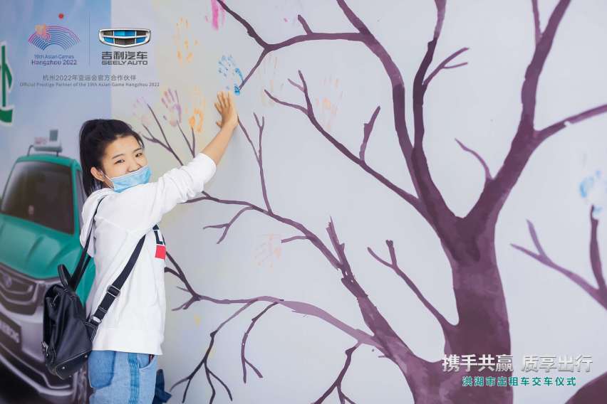 “携手共赢 质享出行”——全新远景CNG出租车交付洪湖市