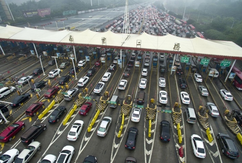 五一高速堵车,揭开了新能源汽车的“遮羞布”,车主:考虑换油车
