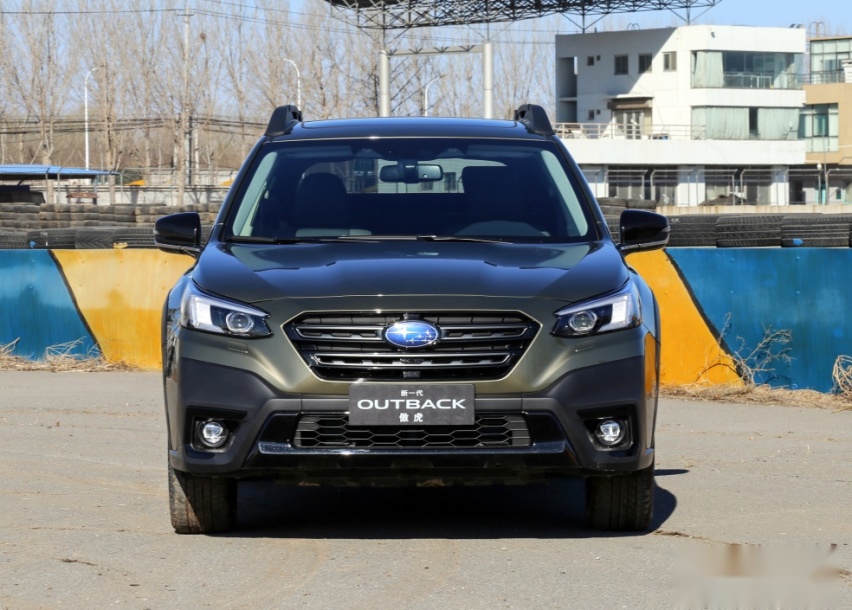 31.28万买进口中型SUV,搭水平对置发动机,标配全时四驱